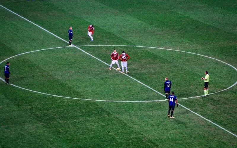 Kick off là gì trong bóng đá? Hiểu đúng về thời điểm khởi đầu trận đấu